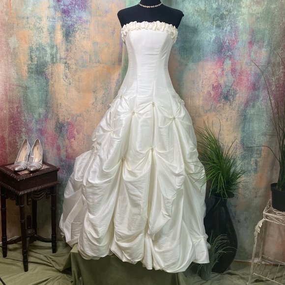 📌 Maggie Sottero Stunning Wedding dress w/ train - Picture 12 of 16